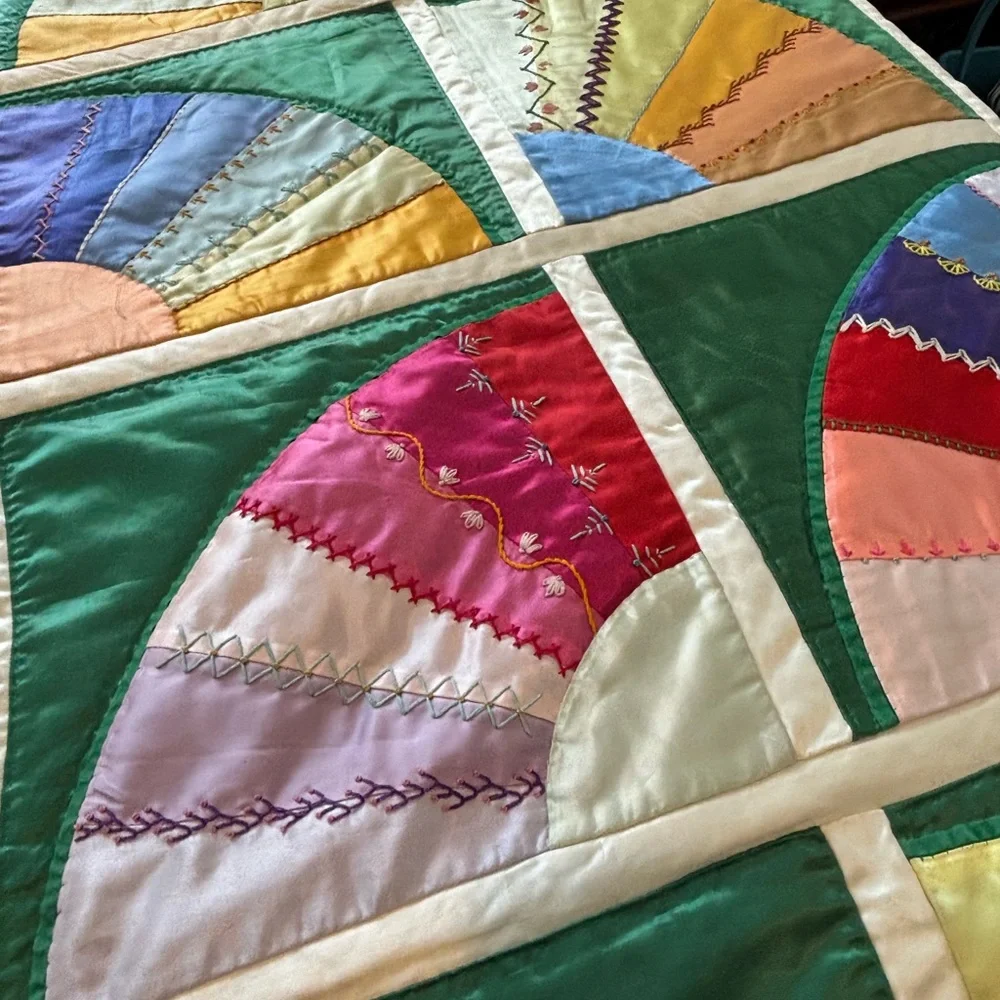 🤩 Vintage Grandmother Queen SZ Satin Embroidered Fan Patchwork Handmade Quilt